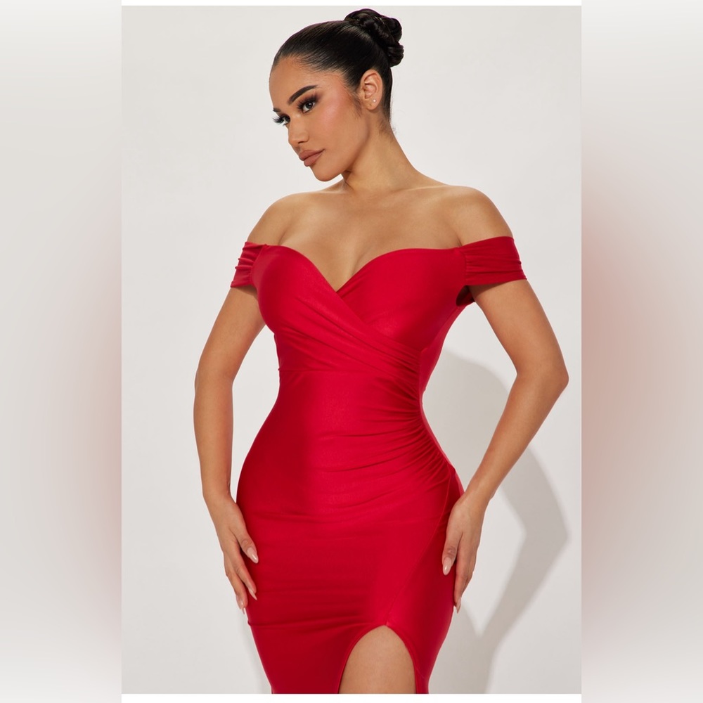 Stunning red dress never worn tags are still on size xs